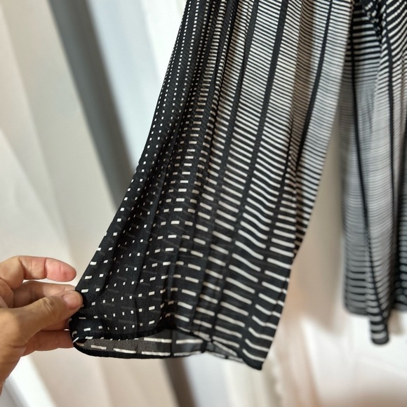 Charlie B - XL - Black and White Patterned Blouse- ties at top front - - Picture 2 of 8